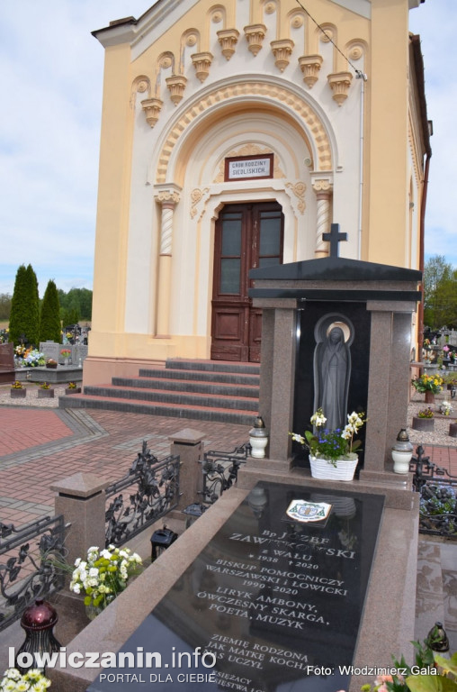 Zaśpiewali biskupowi w kościele i przy grobie