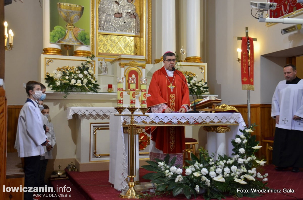 Zaśpiewali biskupowi w kościele i przy grobie