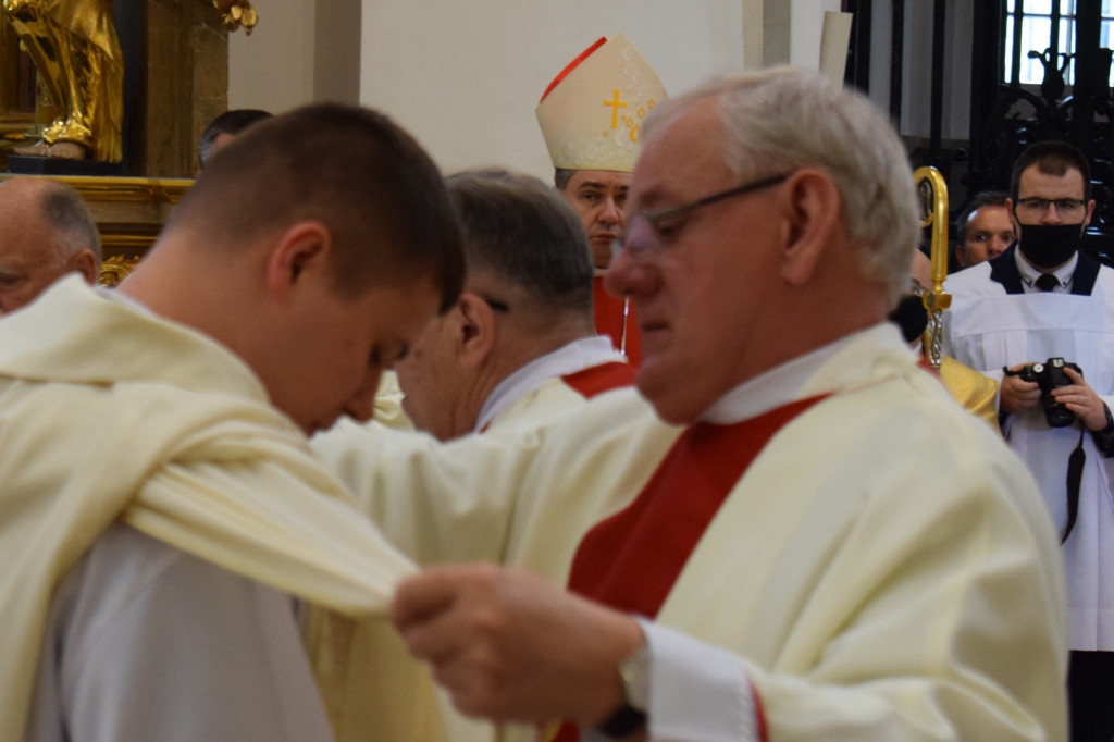 Święcenia kapłańskie w katedrze w Łowiczu