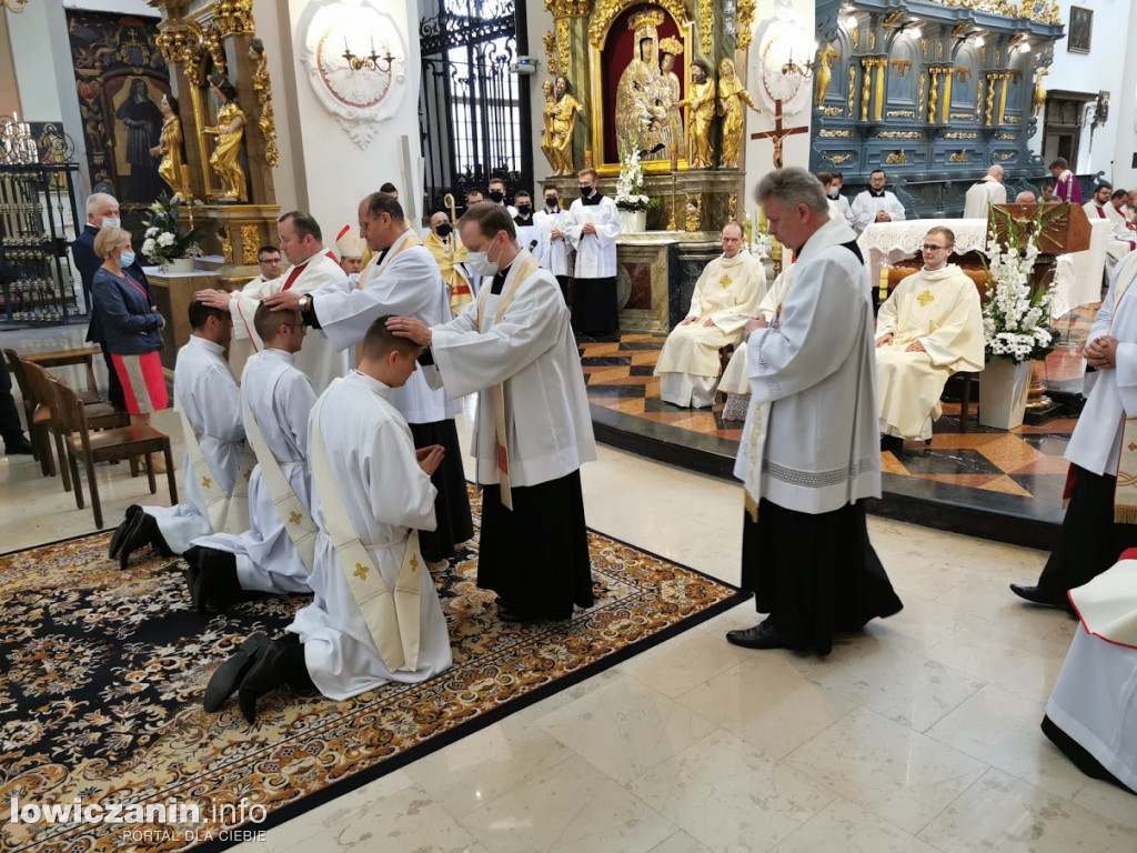 Święcenia kapłańskie w katedrze w Łowiczu