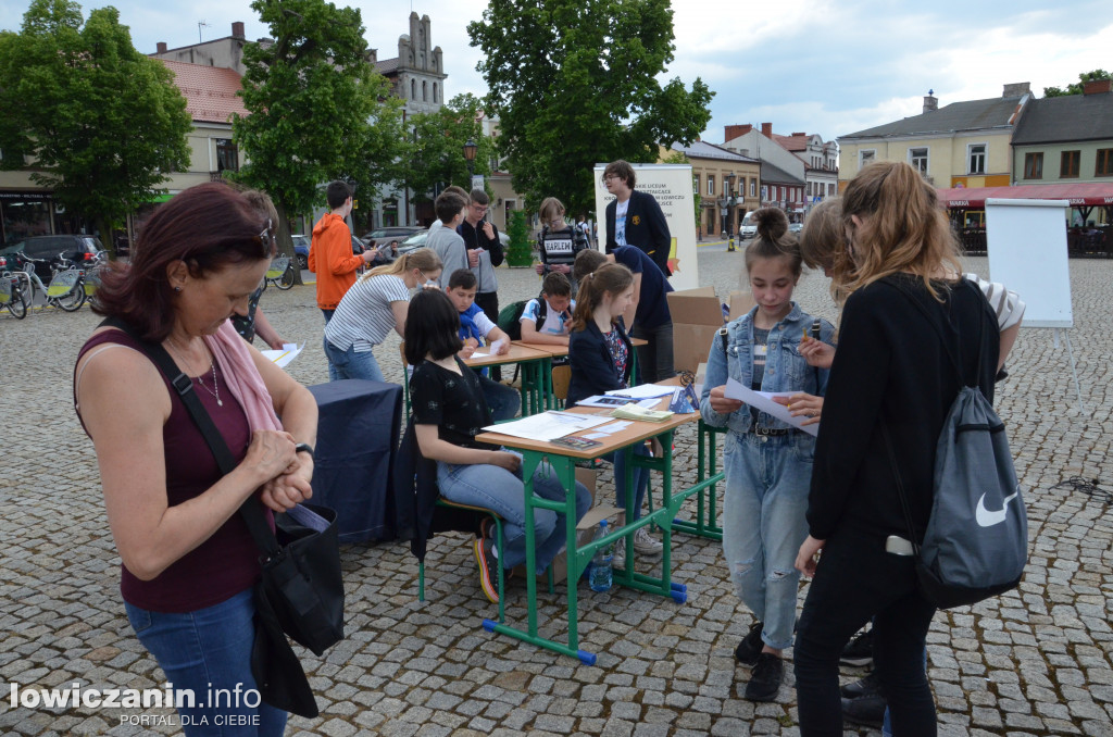 Zabawy matematyczne na trójkątnym rynku w Łowiczu