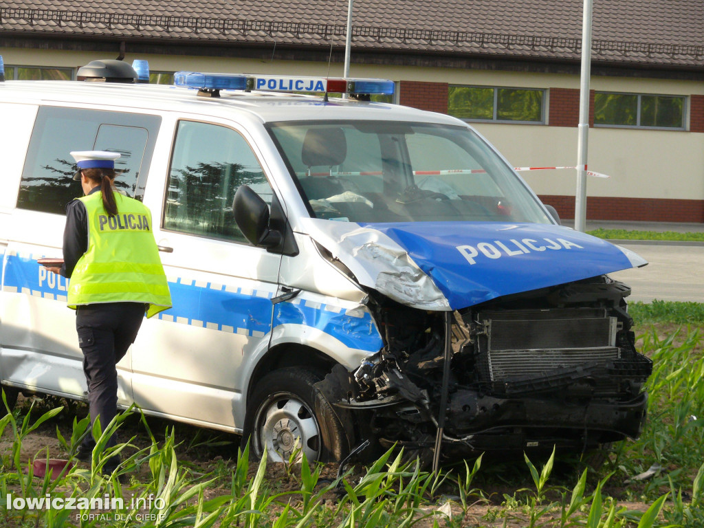 Policyjny radiowóz VW T6 zderzył się z osobową skodą