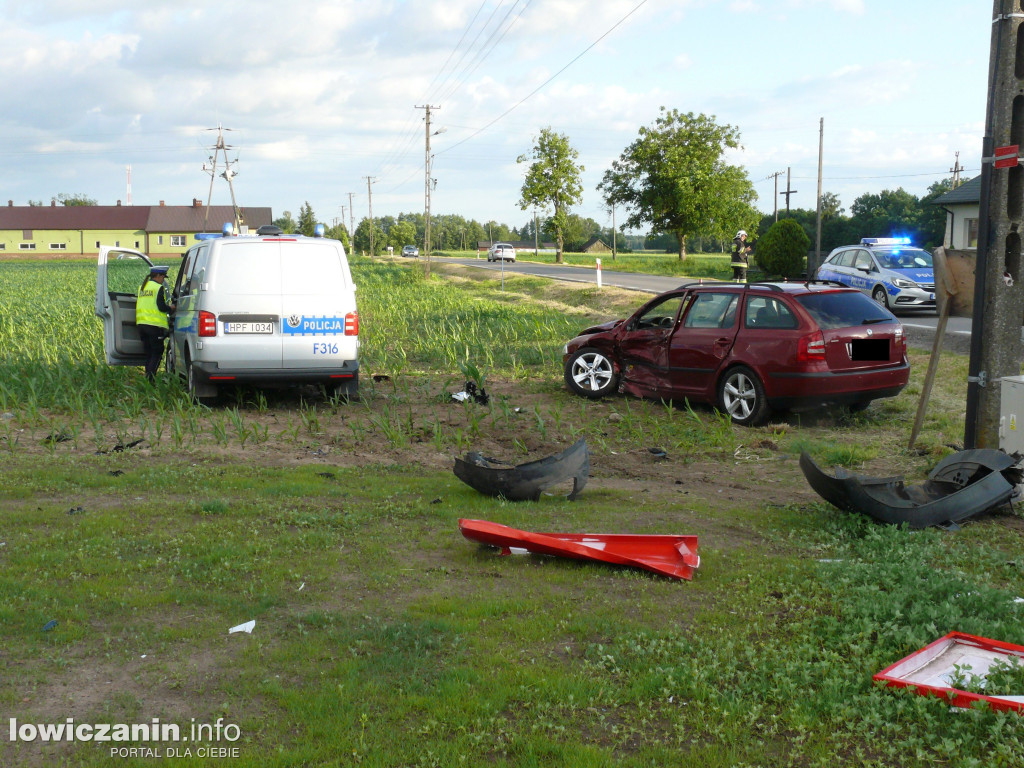 Policyjny radiowóz VW T6 zderzył się z osobową skodą