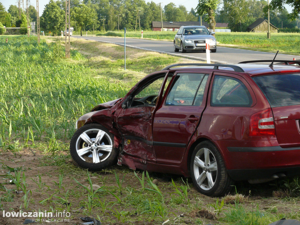 Policyjny radiowóz VW T6 zderzył się z osobową skodą