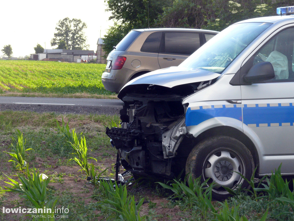 Policyjny radiowóz VW T6 zderzył się z osobową skodą