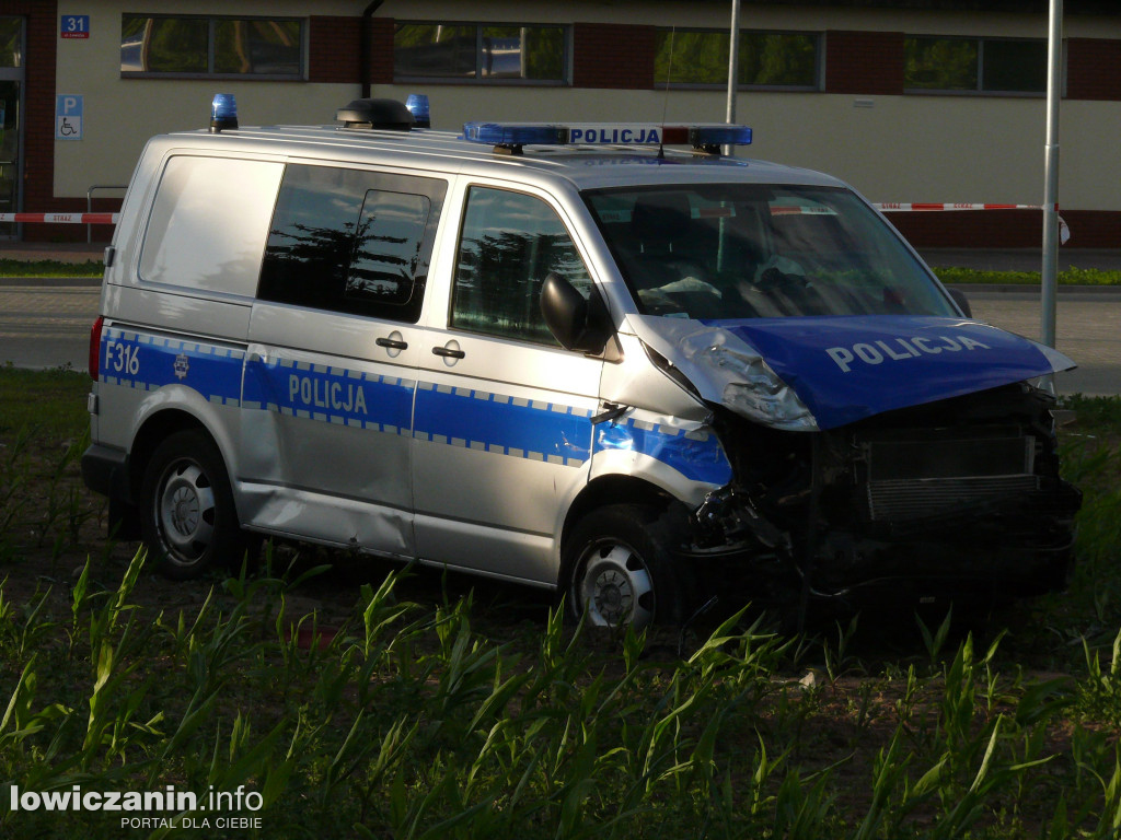 Policyjny radiowóz VW T6 zderzył się z osobową skodą