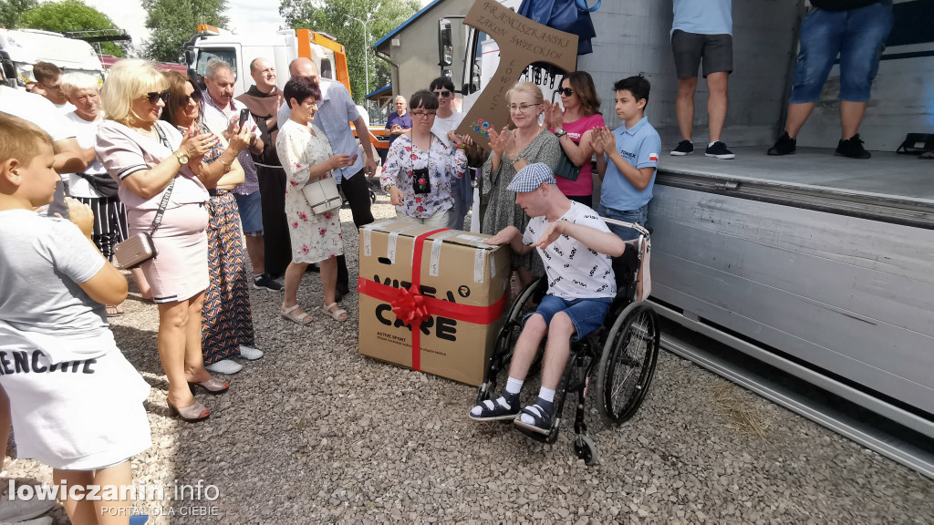 Kilkadziesiąt ciężarówek zaparkowało w starej cegielni