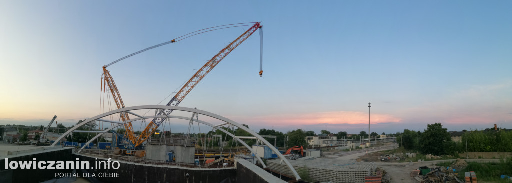 Żuraw przy ul. 3 Maja gotowy. Zacznie pracę po północy.