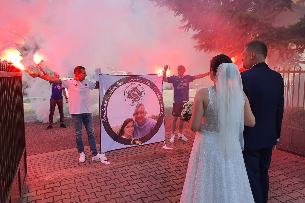 Dziesiątacy na ceremonii ślubnej kolegi