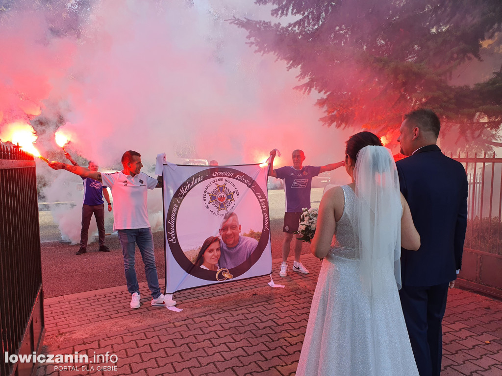 Dziesiątacy na ceremonii ślubnej kolegi
