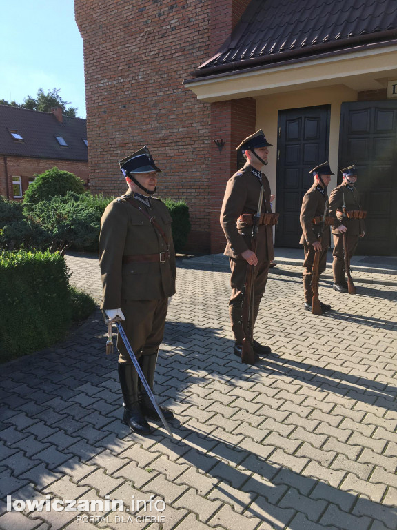 Dziesiątacy na ceremonii ślubnej kolegi
