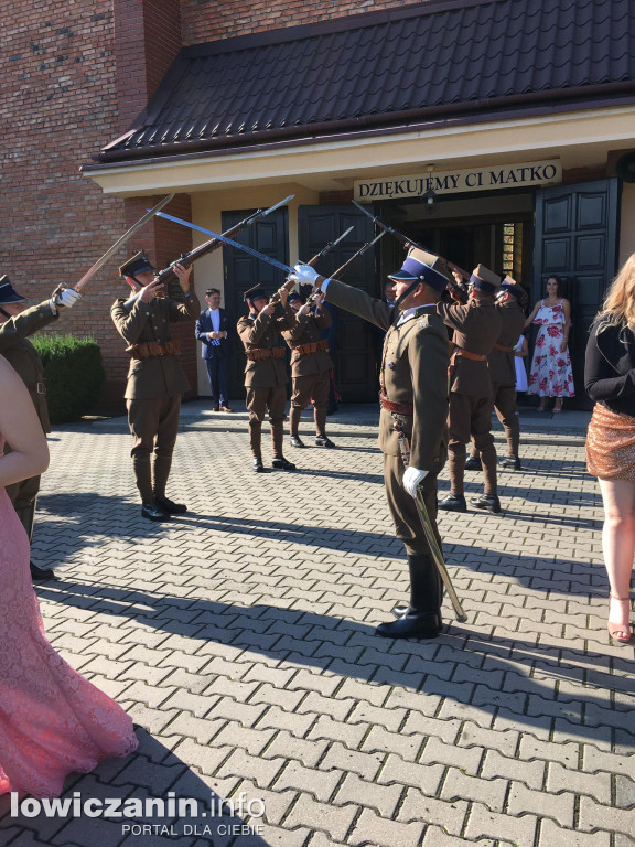 Dziesiątacy na ceremonii ślubnej kolegi