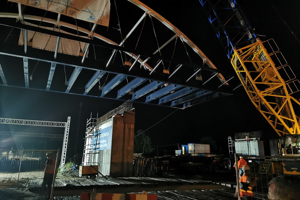 Nocne stawianie przęsła wiaduktu nad torami w Łowiczu