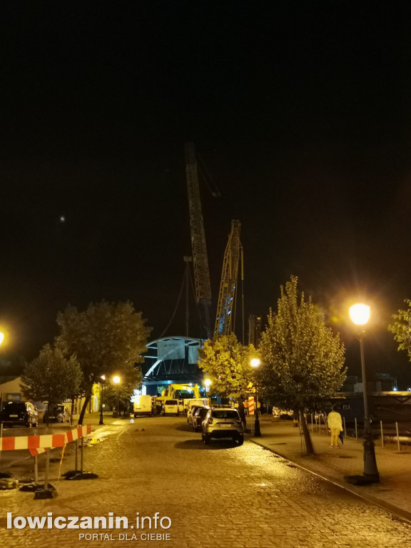 Nocne stawianie przęsła wiaduktu nad torami w Łowiczu