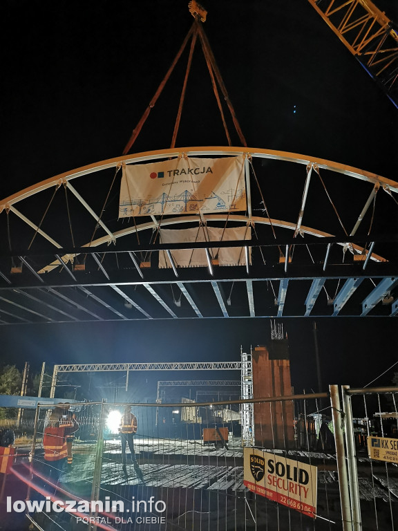 Nocne stawianie przęsła wiaduktu nad torami w Łowiczu
