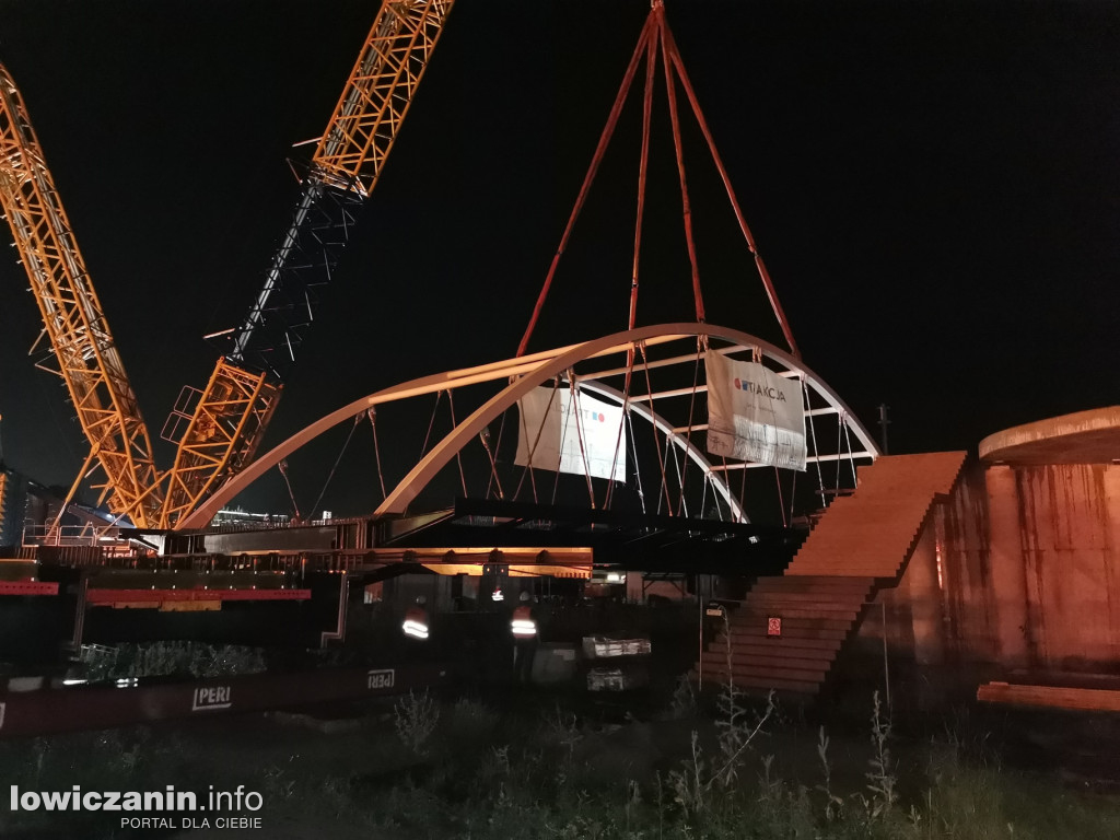 Nocne stawianie przęsła wiaduktu nad torami w Łowiczu