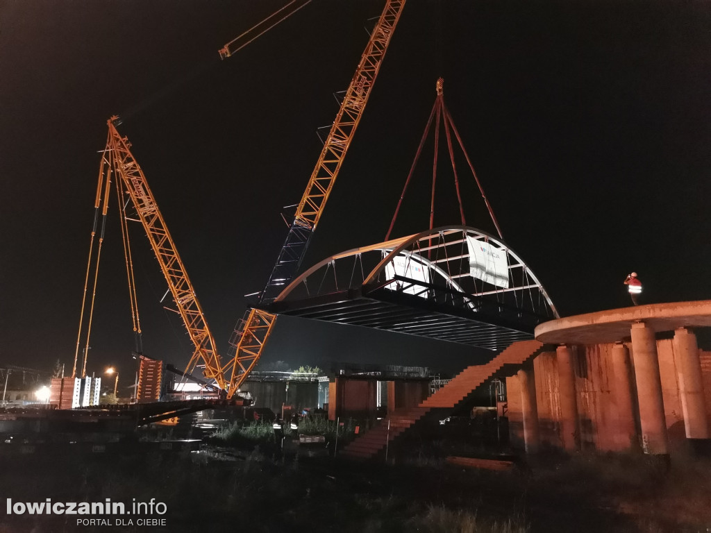 Nocne stawianie przęsła wiaduktu nad torami w Łowiczu
