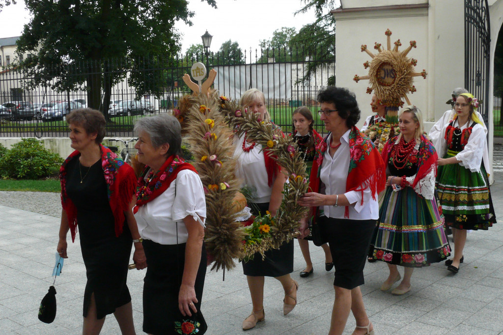 Dziękowali za plony w łowickiej katedrze