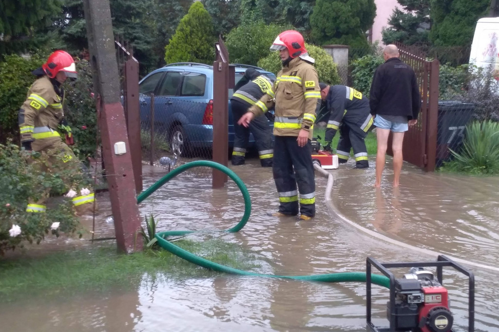 Pompowanie wody po ulewie w Głownie