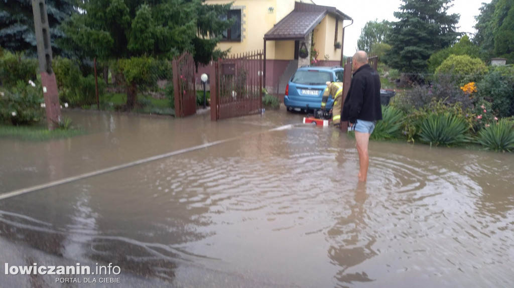 Pompowanie wody po ulewie w Głownie