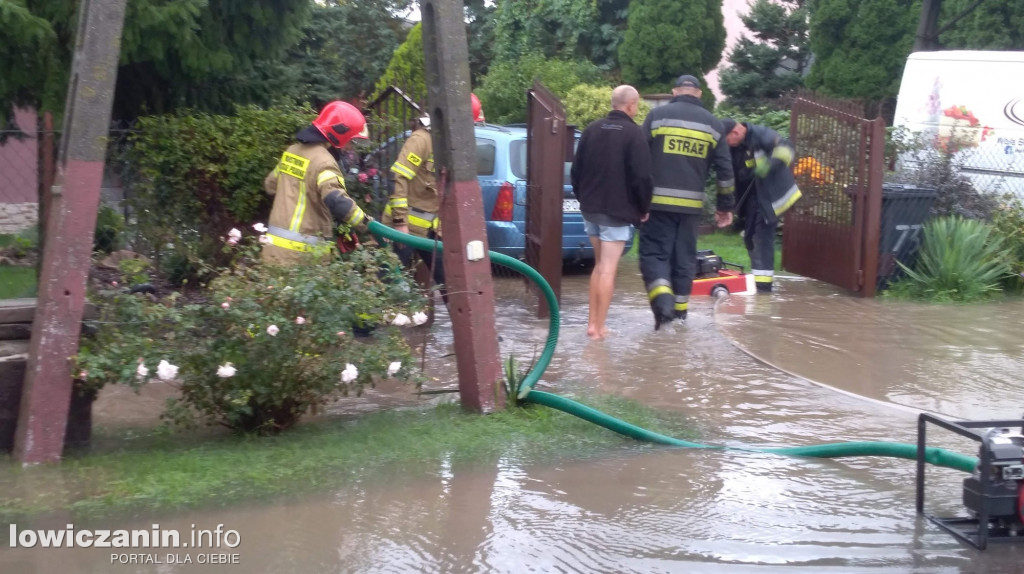 Pompowanie wody po ulewie w Głownie