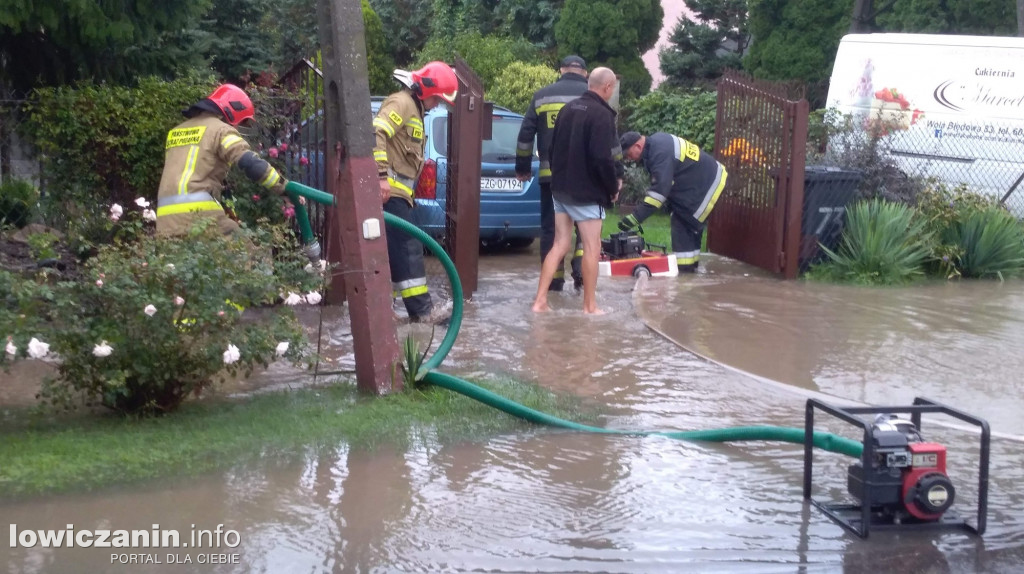 Pompowanie wody po ulewie w Głownie