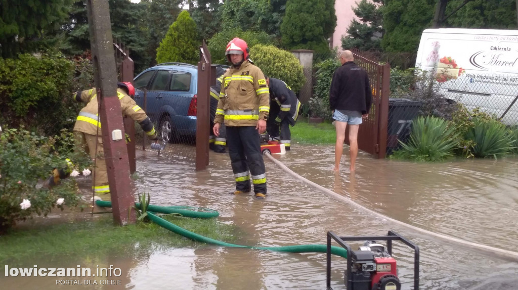 Pompowanie wody po ulewie w Głownie