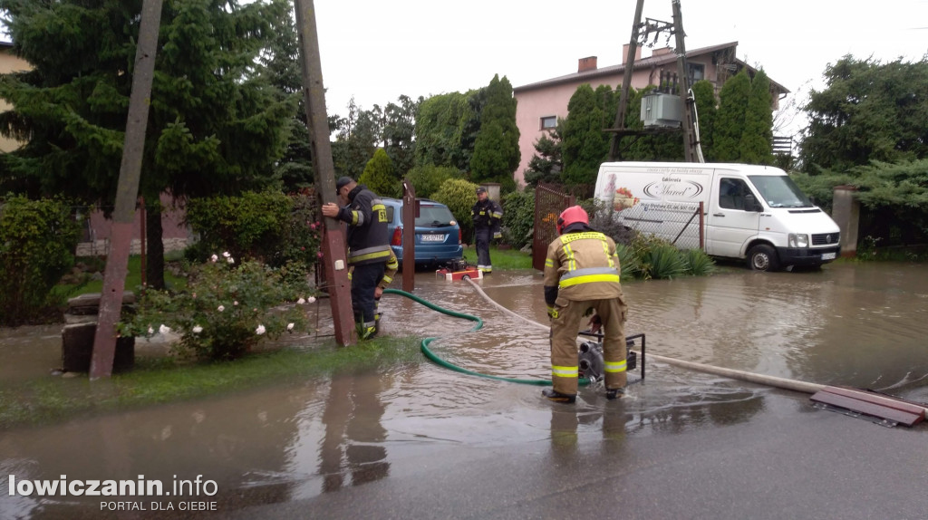 Pompowanie wody po ulewie w Głownie