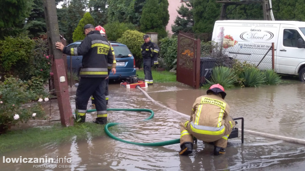 Pompowanie wody po ulewie w Głownie