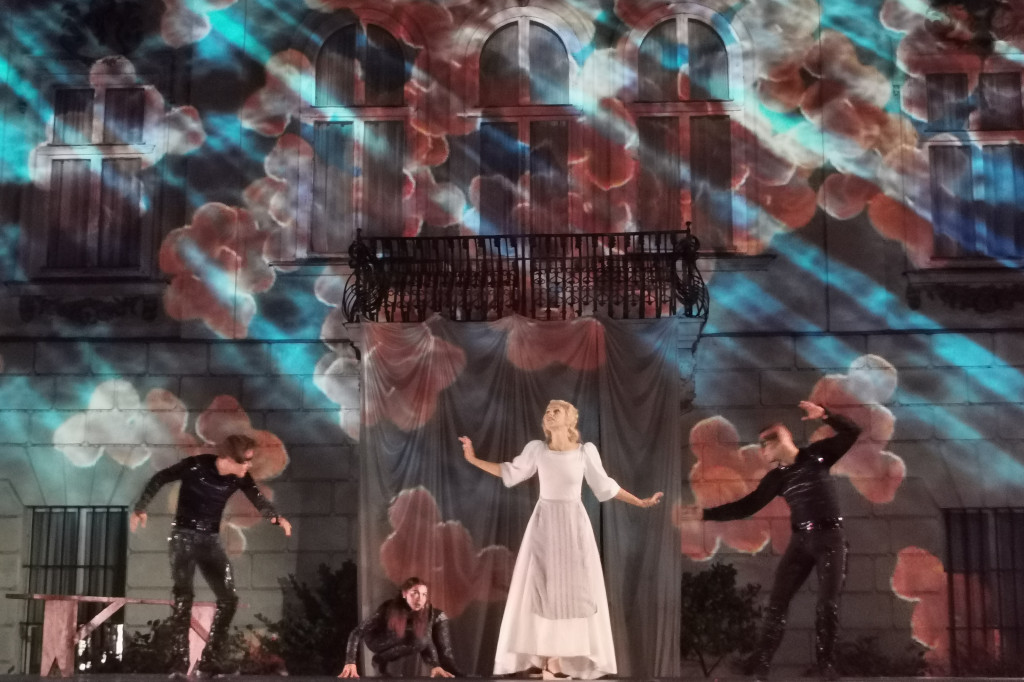 Opera Goplana przed pałacem w Nieborowie