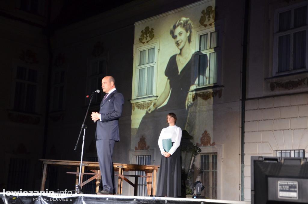 Opera Goplana przed pałacem w Nieborowie