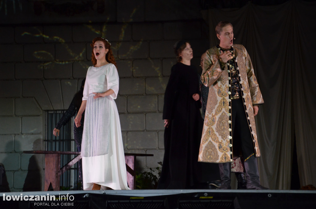 Opera Goplana przed pałacem w Nieborowie