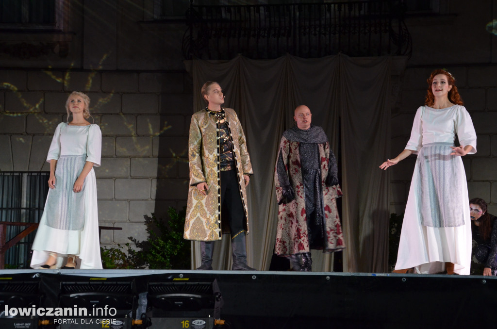 Opera Goplana przed pałacem w Nieborowie