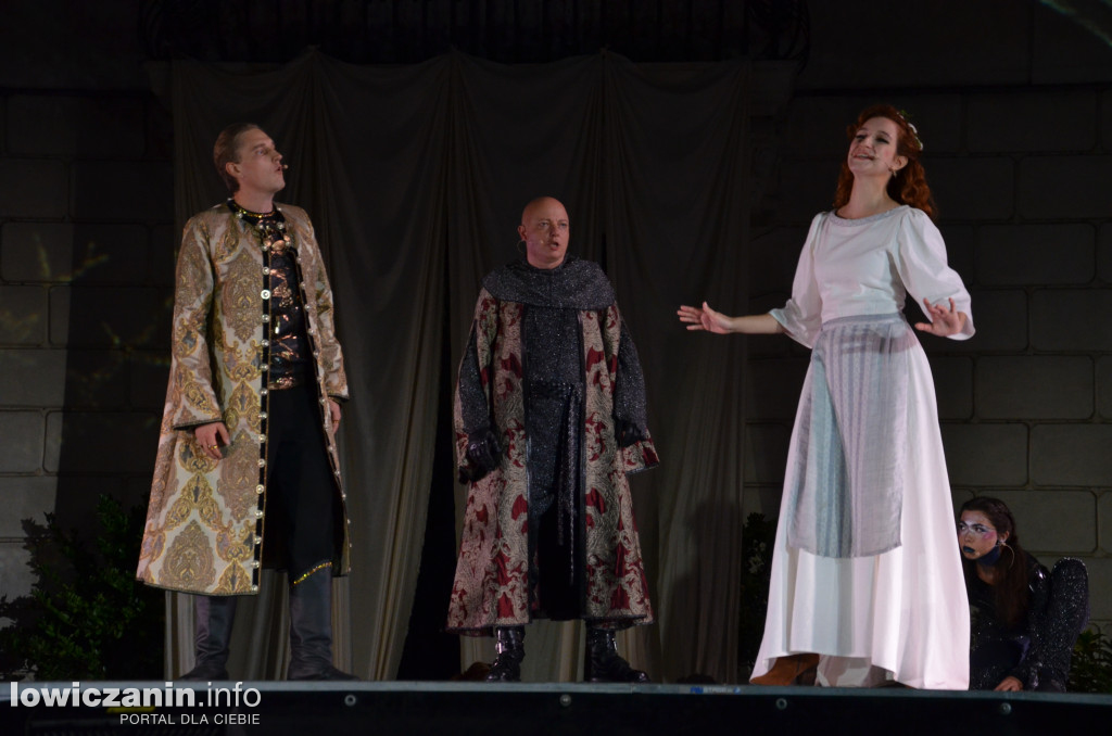Opera Goplana przed pałacem w Nieborowie