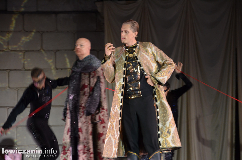 Opera Goplana przed pałacem w Nieborowie