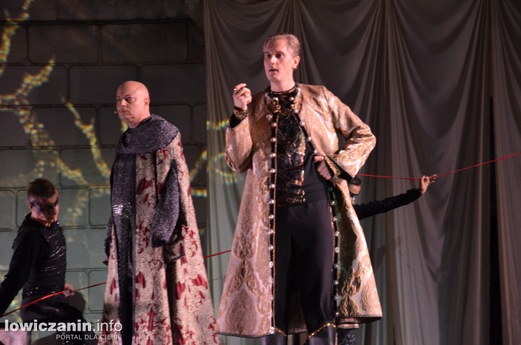 Opera Goplana przed pałacem w Nieborowie