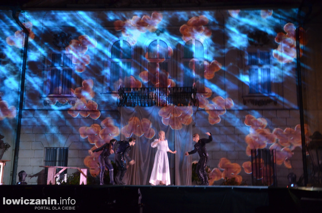 Opera Goplana przed pałacem w Nieborowie