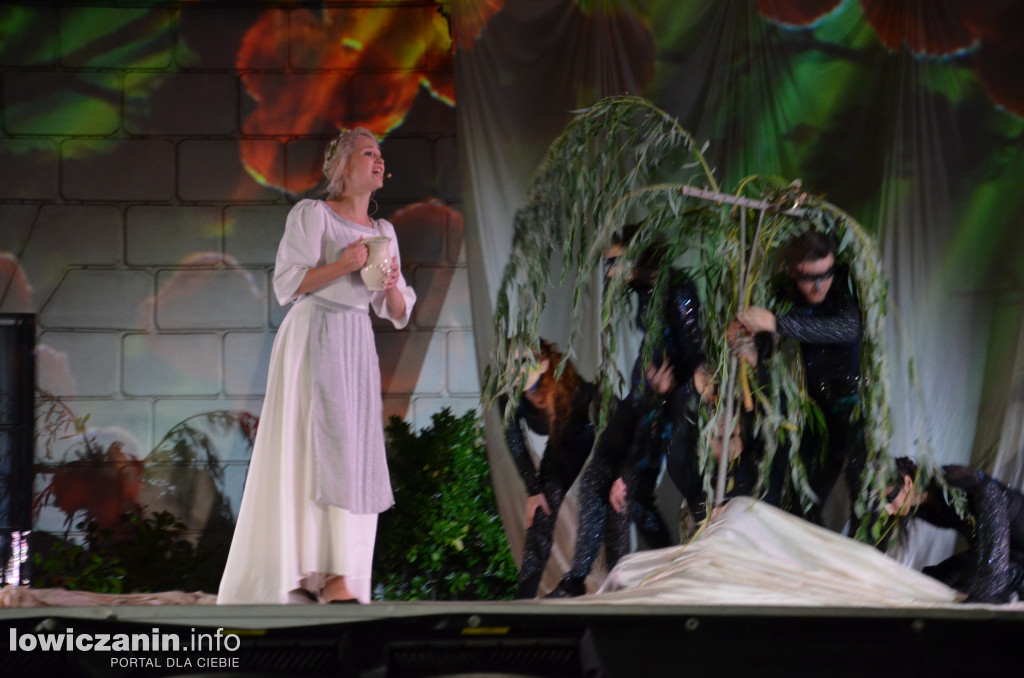 Opera Goplana przed pałacem w Nieborowie