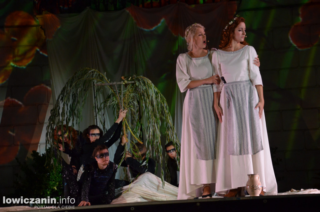 Opera Goplana przed pałacem w Nieborowie