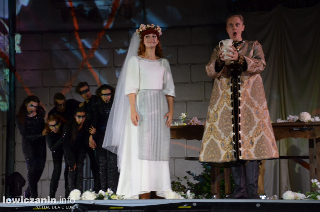 Opera Goplana przed pałacem w Nieborowie