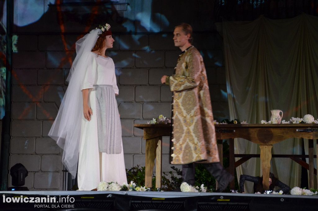 Opera Goplana przed pałacem w Nieborowie