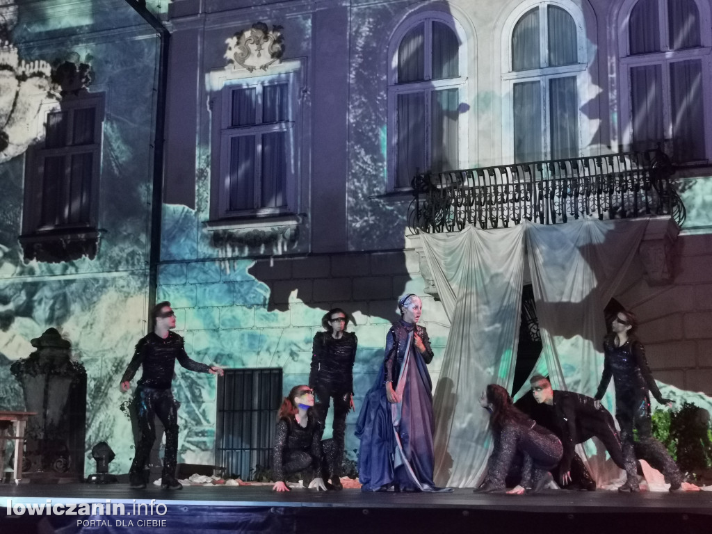Opera Goplana przed pałacem w Nieborowie