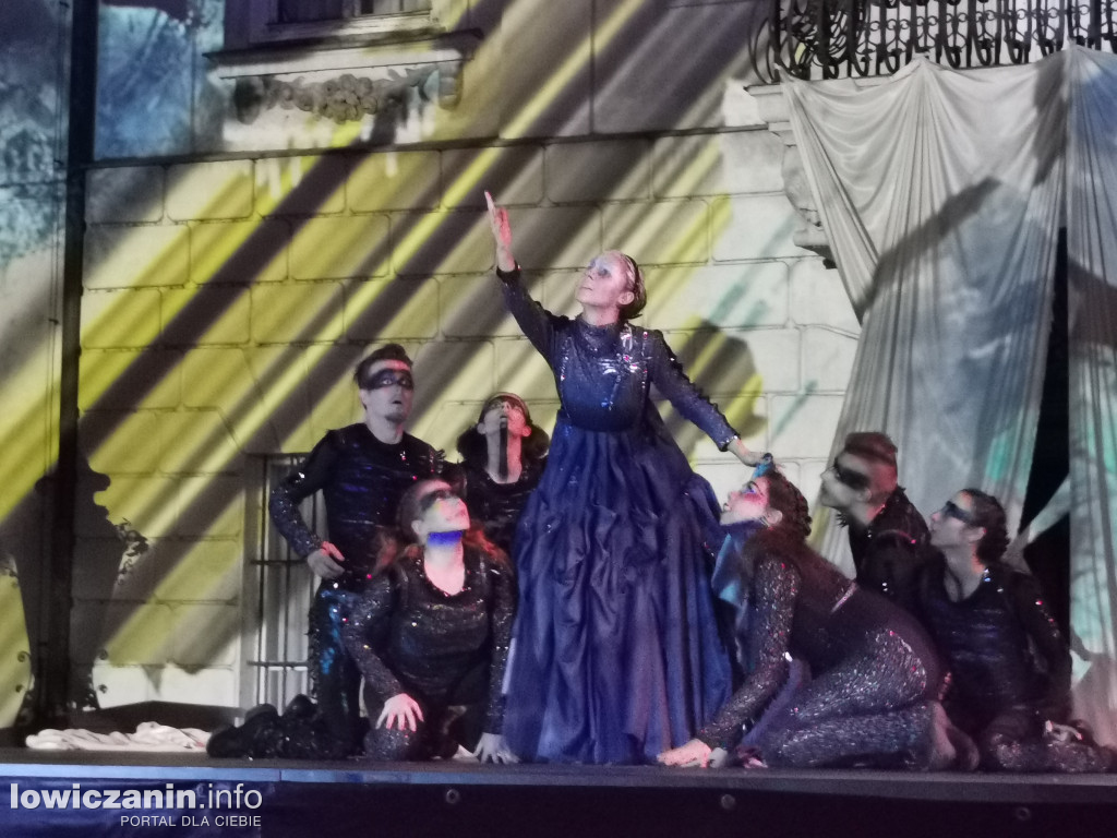 Opera Goplana przed pałacem w Nieborowie