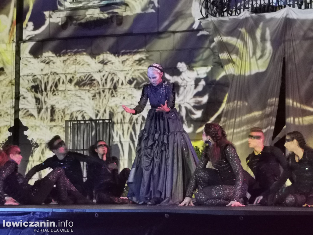 Opera Goplana przed pałacem w Nieborowie
