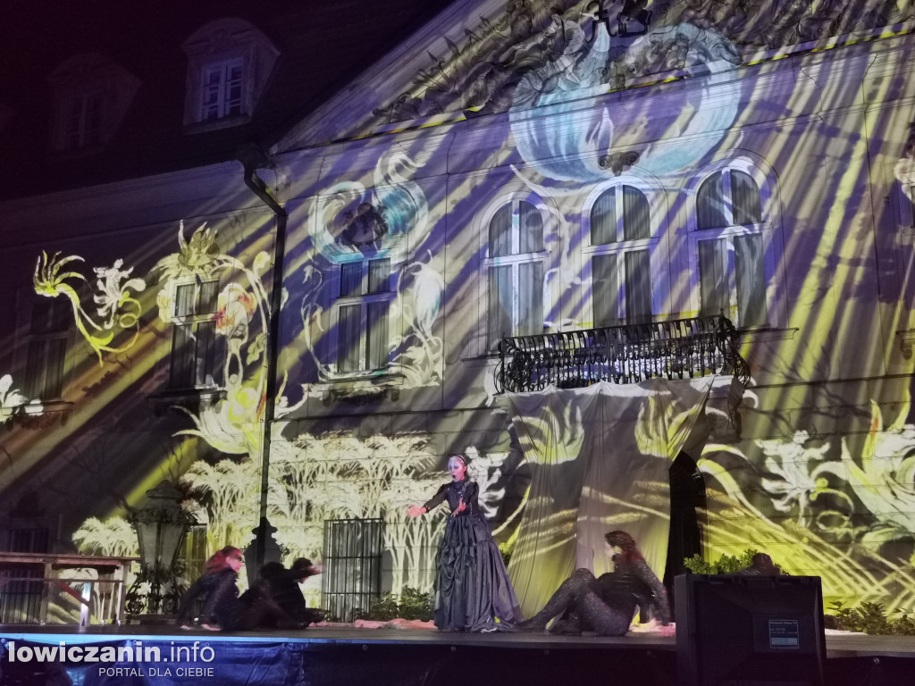Opera Goplana przed pałacem w Nieborowie