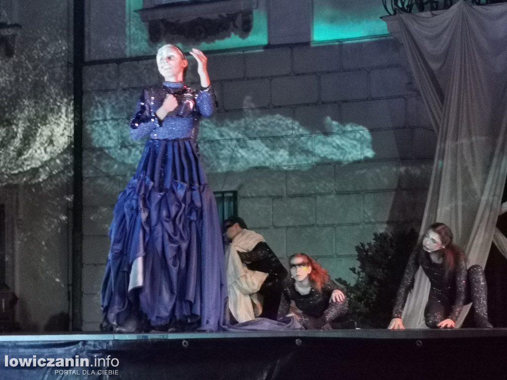 Opera Goplana przed pałacem w Nieborowie