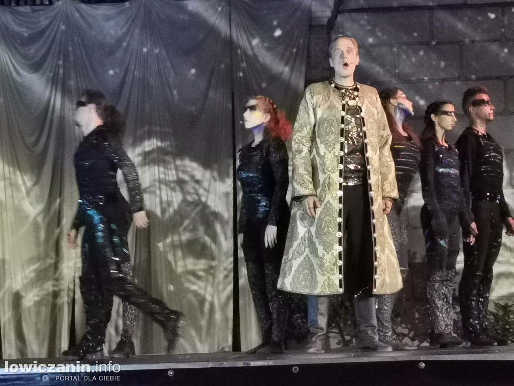 Opera Goplana przed pałacem w Nieborowie