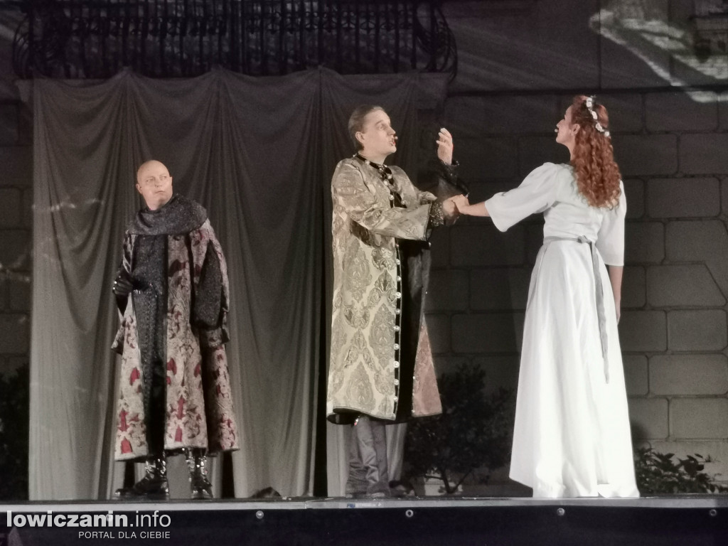 Opera Goplana przed pałacem w Nieborowie