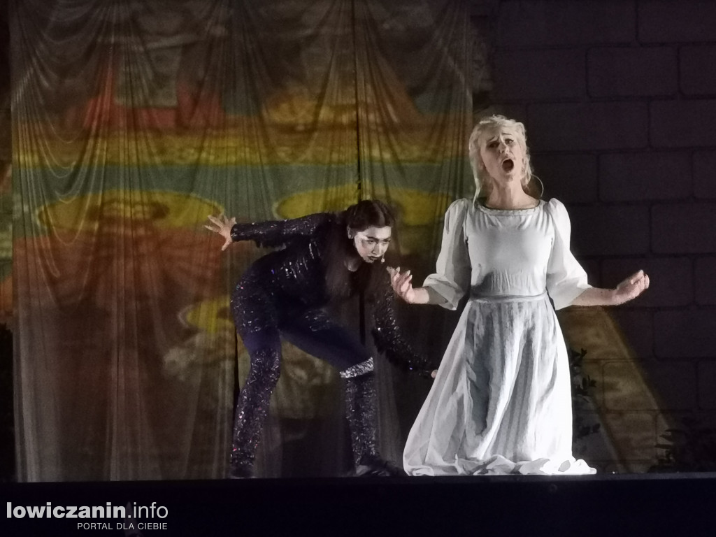 Opera Goplana przed pałacem w Nieborowie