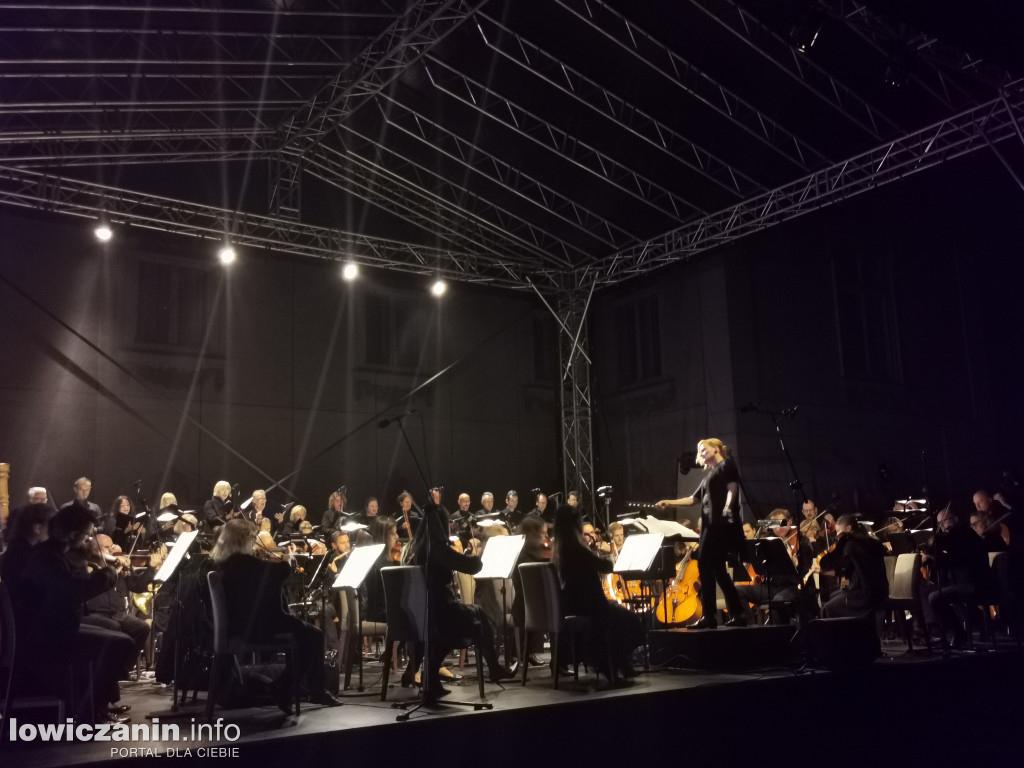 Opera Goplana przed pałacem w Nieborowie